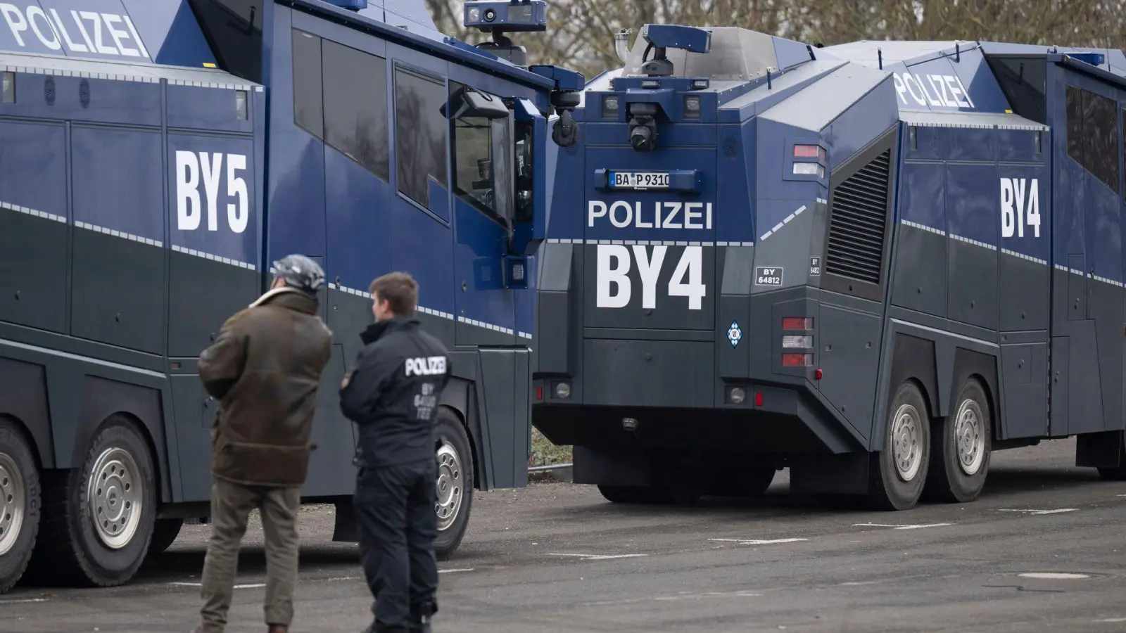 Polizisten aus mehreren Bundesländern sind im Einsatz. Wasserwerfer, Hubschrauber und Drohnen stehen bereit. (Foto: Boris Roessler/dpa)