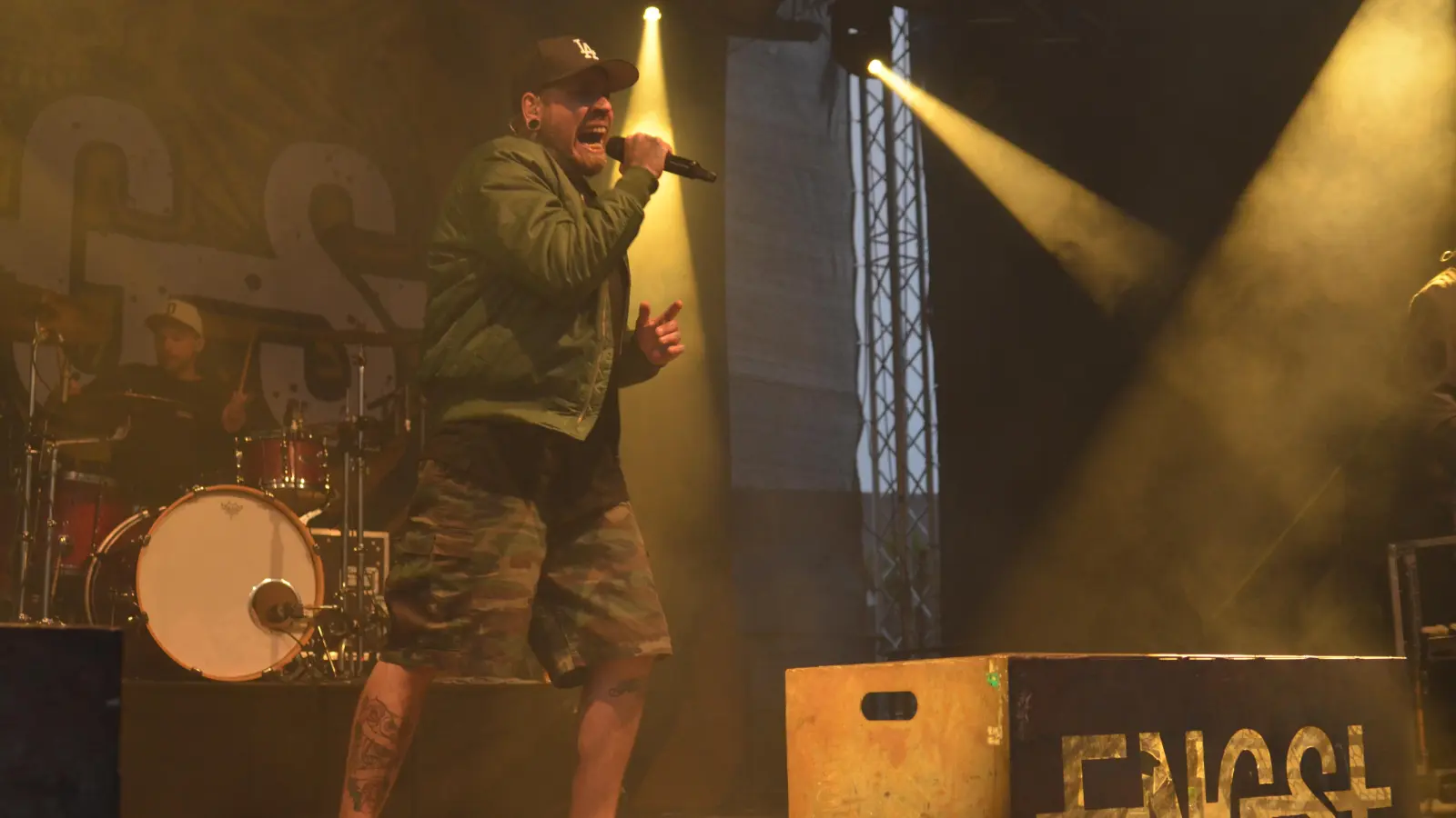 „So krass, uns gibt es jetzt seit zehn Jahren“, freut sich Frontmann und Namensgeber Matthias Engst.Die Band zeigt sich, wie viele beim Biberttal, gesellschaftskritisch und positioniert sich politisch links. (Foto: Yvonne Neckermann)