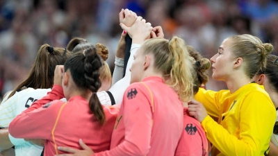 Die deutschen Handballerinnen nach dem Aus im Olympia-Viertelfinale. (Foto: Brian Inganga/AP/dpa)