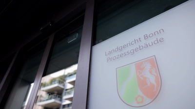 Bei Cum-Ex verschoben Finanzakteure Aktien mit („cum“) und ohne („ex“) Dividendenanspruch hin und her, um gar nicht gezahlte Steuern erstattet zu bekommen. (Foto: Rolf Vennenbernd/dpa)