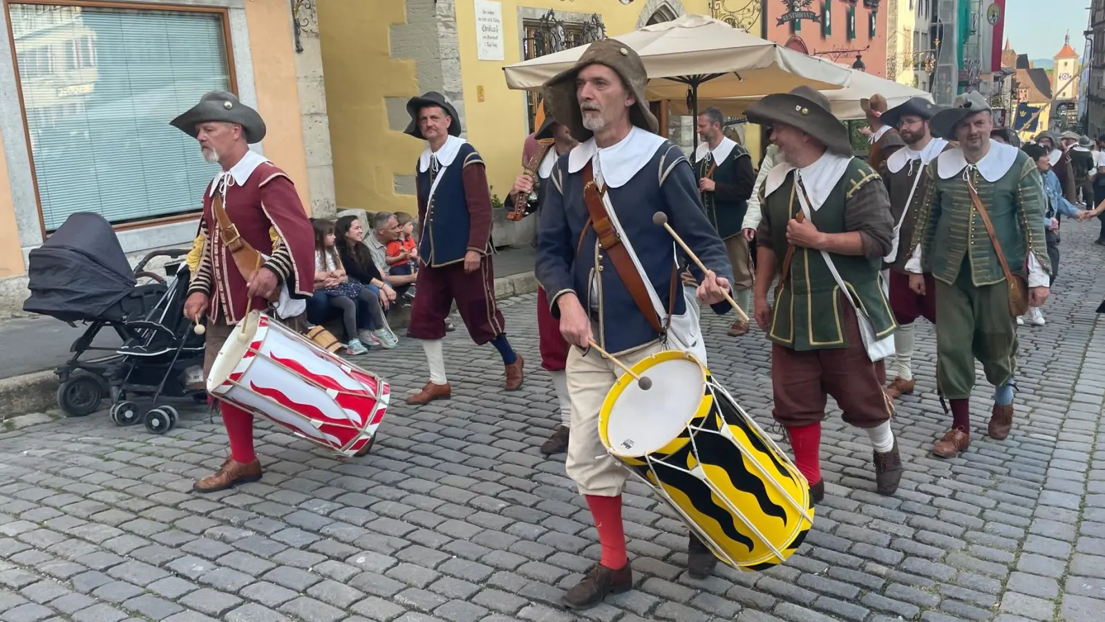 Zweiter Tag bei den Pfingsfestspielen in Rothenburg. Bei bestem Wetter gibt es überall in der Stadt mittelalterliches Treiben zu bewundern. (Foto: Gerhard Krämer)
