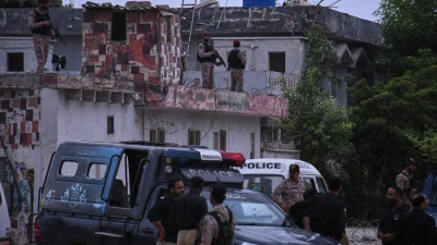 Nach dem Angriff in Karachi mit drei Toten pakistanischen Sicherheitskräften hat Pakistan Ziele in Afghanistan angegriffen. (Foto: Ali Raza/AP/dpa)