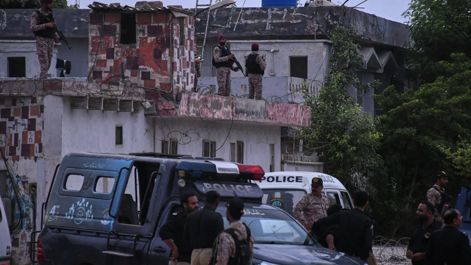 Nach dem Angriff in Karachi mit drei Toten pakistanischen Sicherheitskräften hat Pakistan Ziele in Afghanistan angegriffen. (Foto: Ali Raza/AP/dpa)
