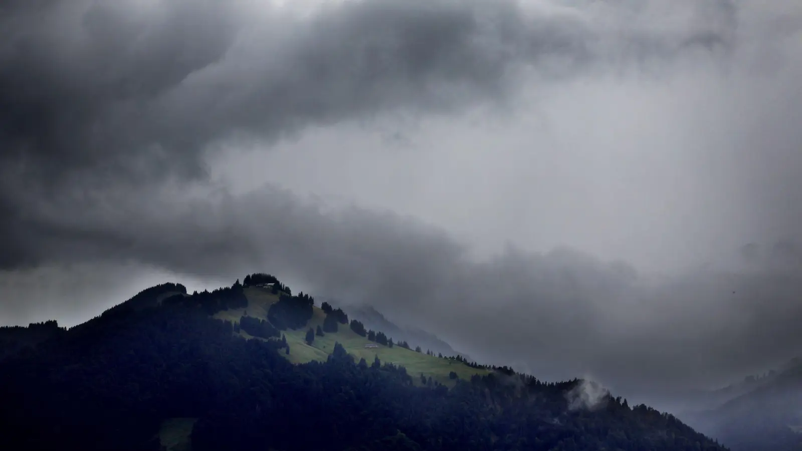 Nur am Sonntag können sich die Menschen in Bayern über Sonne freuen. (Archivbild) (Foto: Karl-Josef Hildenbrand/dpa)