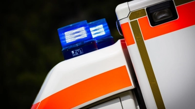 Bei einem Kletterunfall nahe Hirschbach hat ein 69-Jähriger schwerste Verletzungen erlitten. (Symbolbild) (Foto: Moritz Frankenberg/dpa)