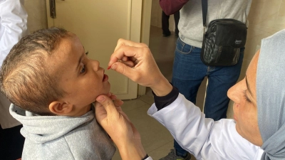 Die Polio-Impfkampagne im nördlichen Gazastreifen ist nach einer Unterbrechung wegen heftiger Kämpfe wieder angelaufen. (Foto: Hadi Daoud  Apaimages/APA Images via ZUMA Press Wire/dpa)