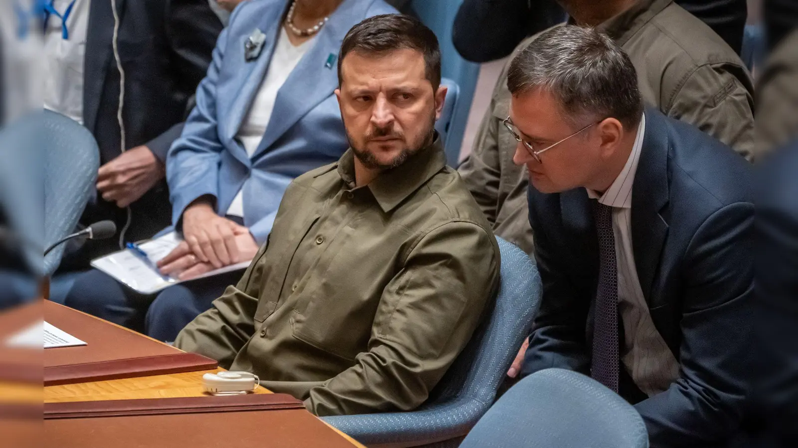 Nach Jahren der Zusammenarbeit könnte sich der ukrainische Präsident Wolodymyr Selenskyj (links) nun von Außenminister Dmytro Kuleba trennen. (Archivbild)  (Foto: Michael Kappeler/dpa)