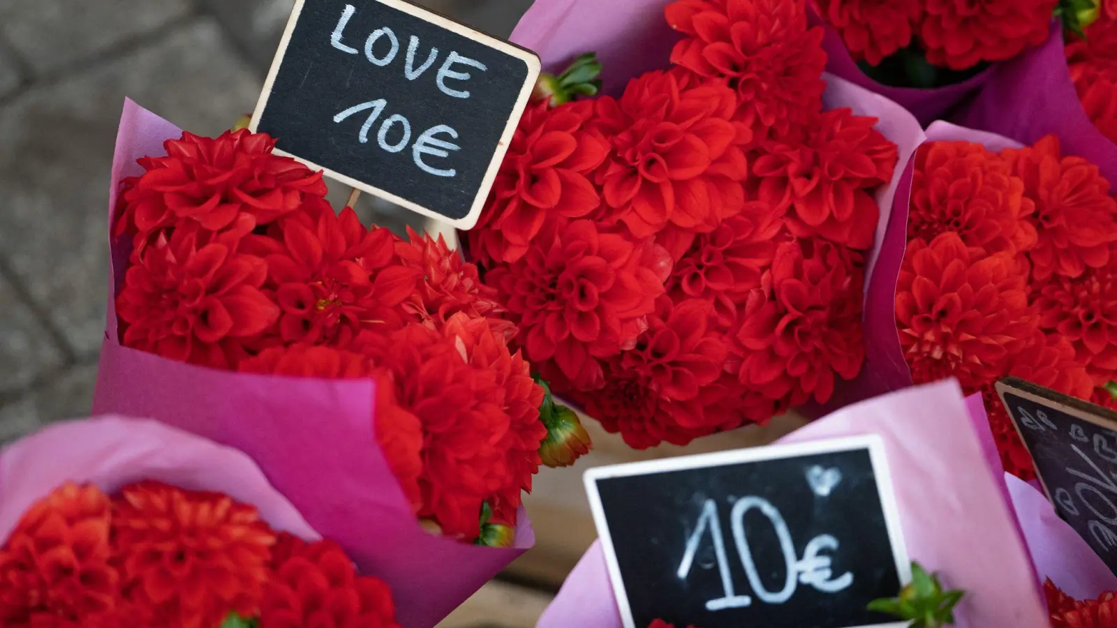 Blumen werden zum Valentinstag nach wie vor besonders häufig verschenkt. (Archivbild) (Foto: Helena Dolderer/dpa)