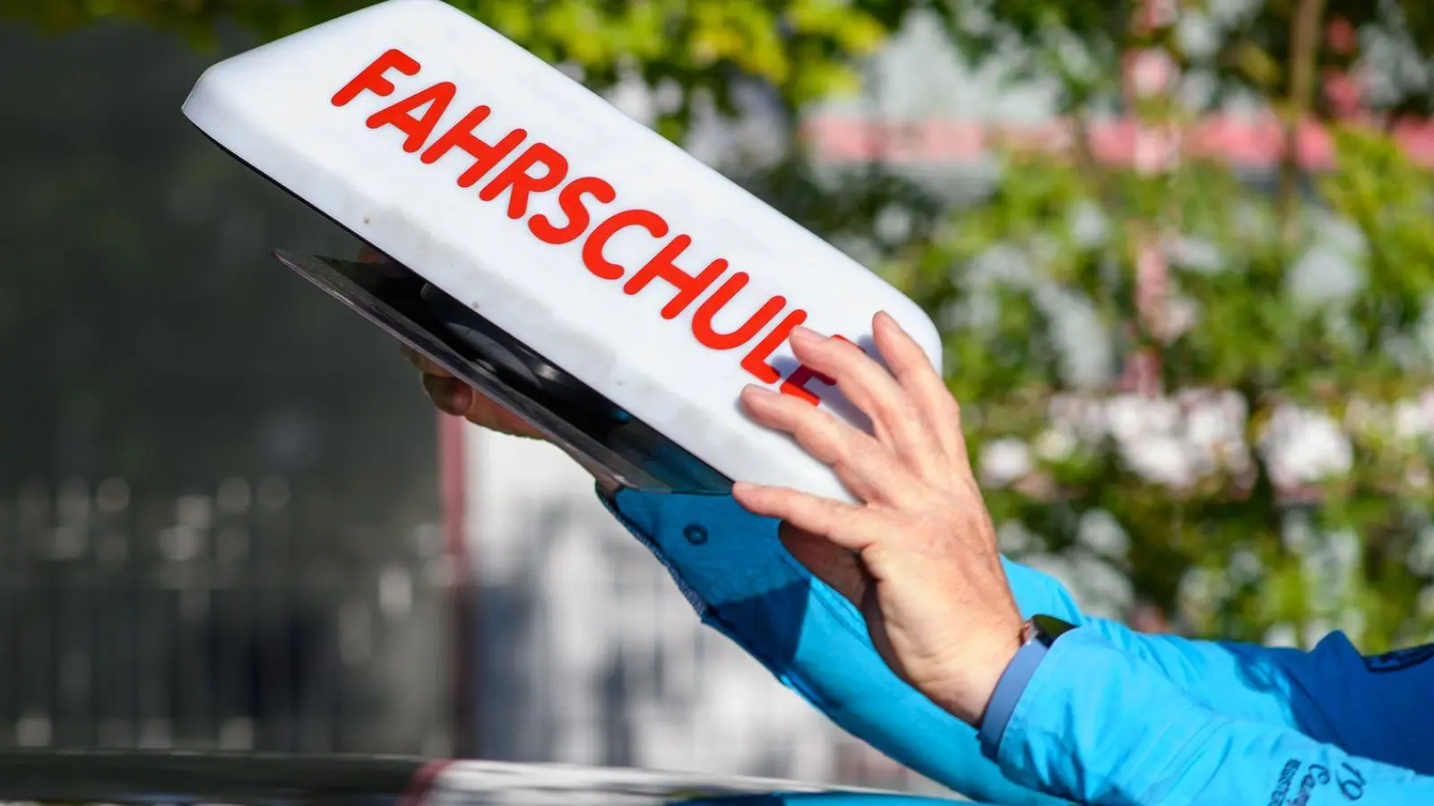 Ab 1. Januar 2027 sollen die neuen Regeln für den Führerschein gelten - so zumindest der Wunsch von Bundesverkehrsminister Patrick Schnieder (CDU). (Foto: Klaus-Dietmar Gabbert/dpa)