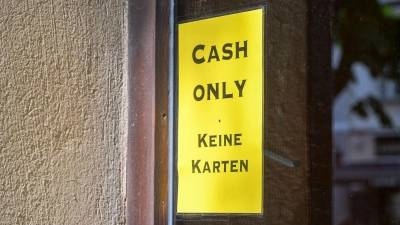 Manche Geschäfte und Restaurant akzeptieren nur Bargeld. (Archivbild) (Foto: Jens Kalaene/dpa)