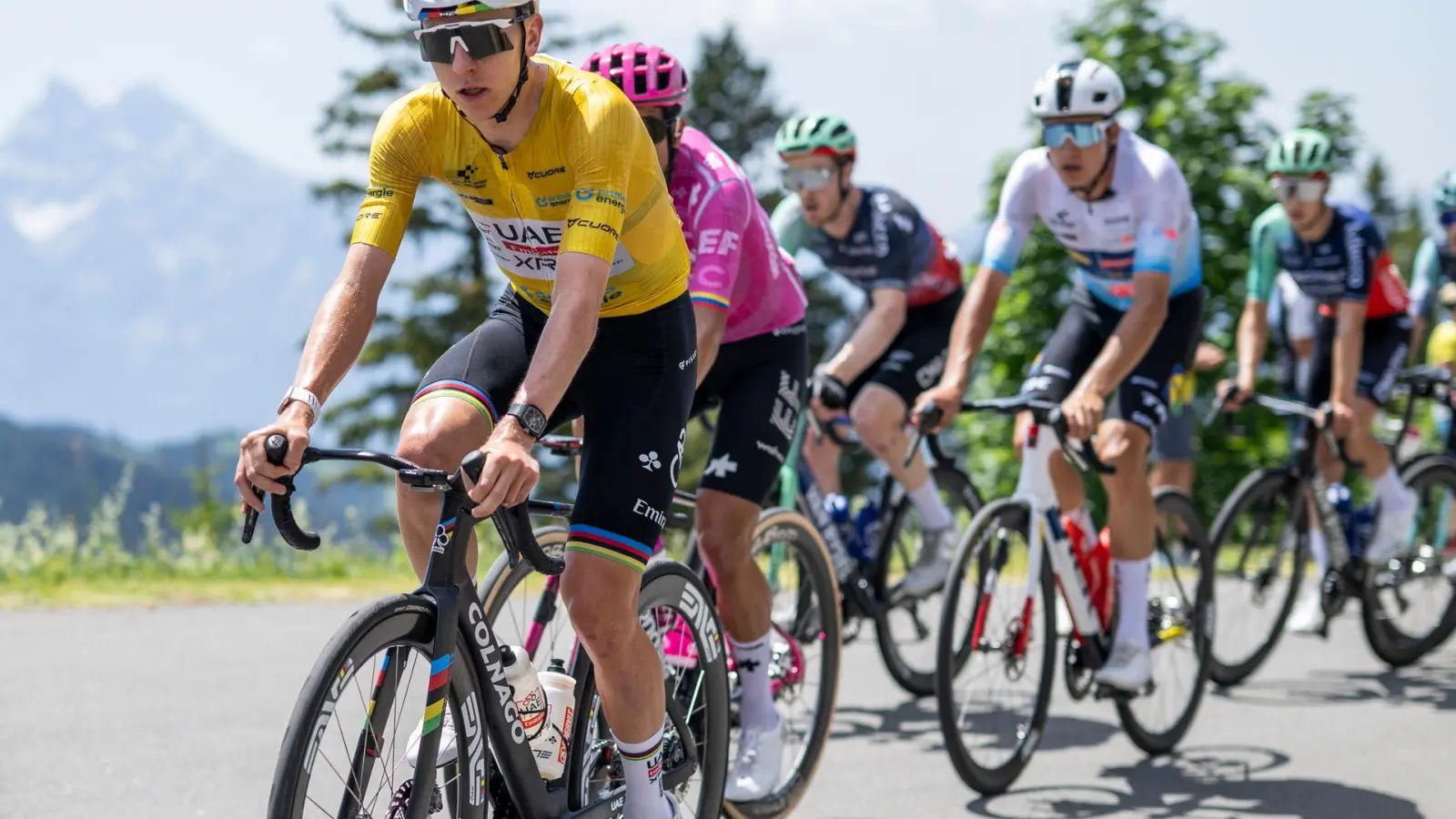 Hat die Tour de Suisse souverän gewonnen: Tadej Pogacar. (Foto: Gian Ehrenzeller/KEYSTONE/dpa)