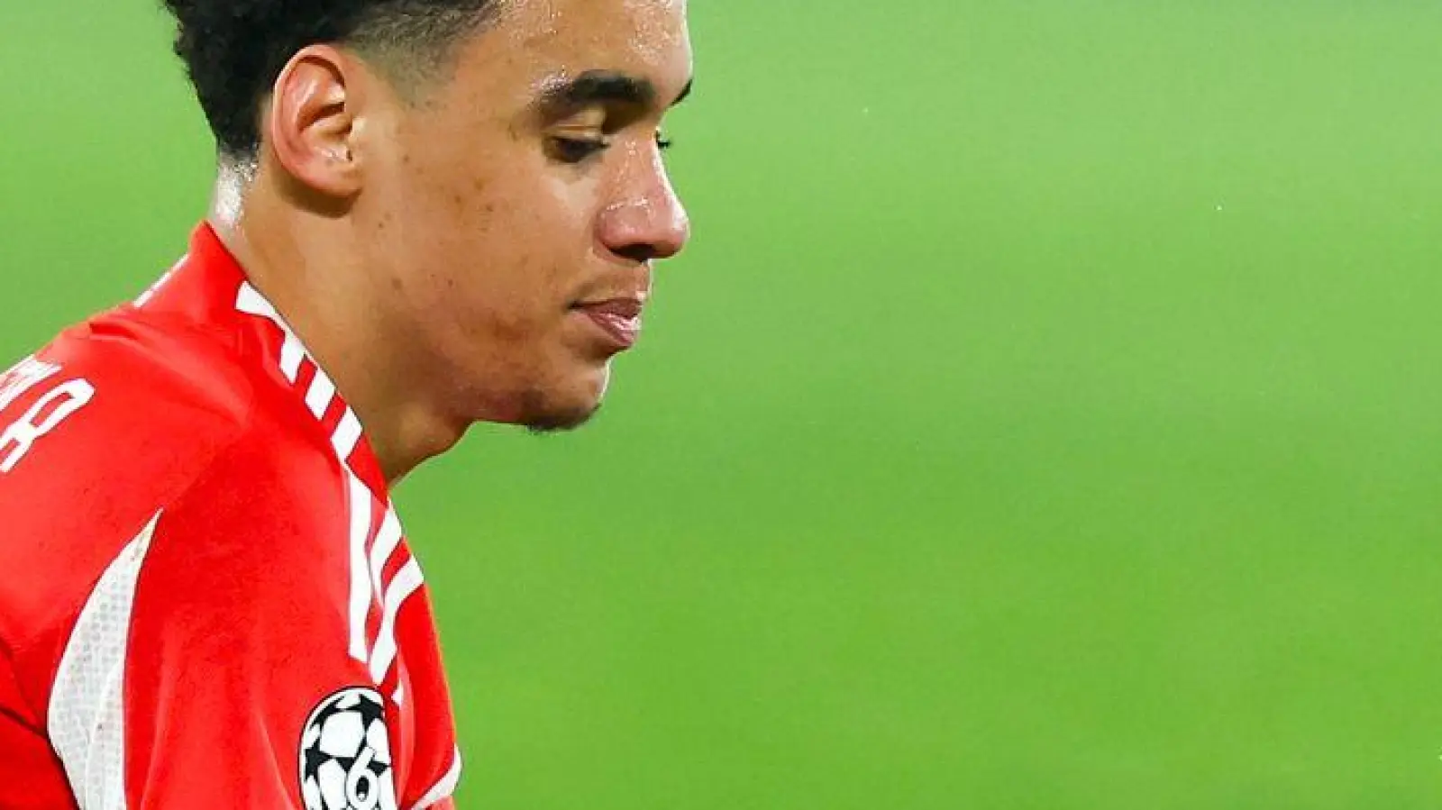 Jamal Musiala sitzt in Bergamo am Boden. Der Nationalspieler hat wieder Probleme am operierten linken Bein. (Archivbild) (Foto: Jan Woitas/dpa)