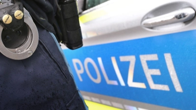 Ein 20 Jahre alter Mann soll einen Polizisten und eine Polizistin in der Rosenheimer Innenstadt leicht verletzt haben. (Symbolbild) (Foto: Karl-Josef Hildenbrand/dpa)