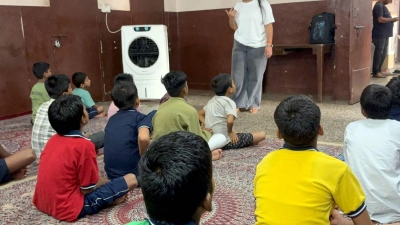 Kinder sitzen im Unterricht in einer Unterkunft für Straßenkinder in Neu-Delhi. (Foto: Dirk Godder/dpa)