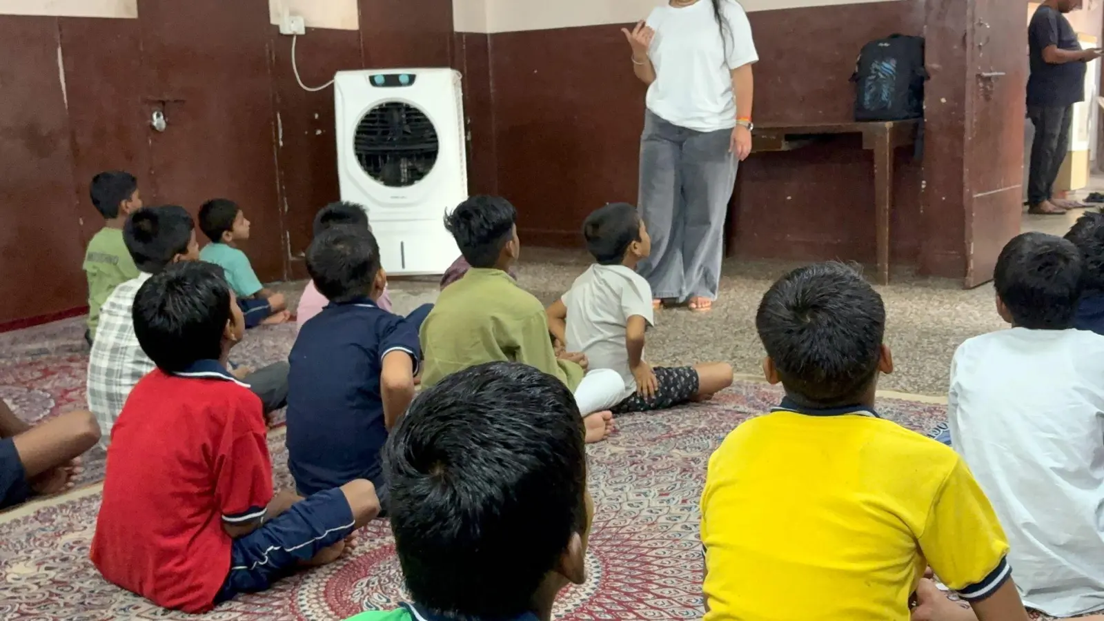 Kinder sitzen im Unterricht in einer Unterkunft für Straßenkinder in Neu-Delhi. (Foto: Dirk Godder/dpa)
