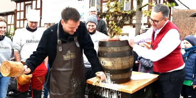 Bürgermeister Markus Helmreich hat bei der Kerwa schon mal den Bieranstich geübt. (Foto: Gudrun Schwarz-Köhler)