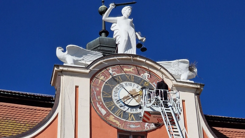 Hier war Zusammenarbeit gefragt: Durch das Fenster unterhalb der Uhr wurde miteinander kommunziert. Denn wer im Innern am Uhrwerk dreht, sieht nicht, ob und wie sich die Zeiger bewegen. (Foto: Josh Reuter)