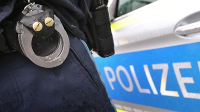 Die Polizei nimmt den Jungen fest. (Symbolbild) (Foto: Karl-Josef Hildenbrand/dpa)