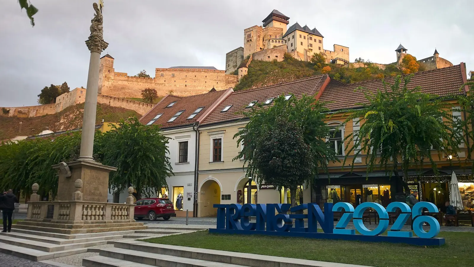 Blick auf die Mariensäule aus dem Jahr 1712 mit der mittelalterlichen Burganlage im Hintergrund. (Foto: Michael Heitmann/dpa-tmn)