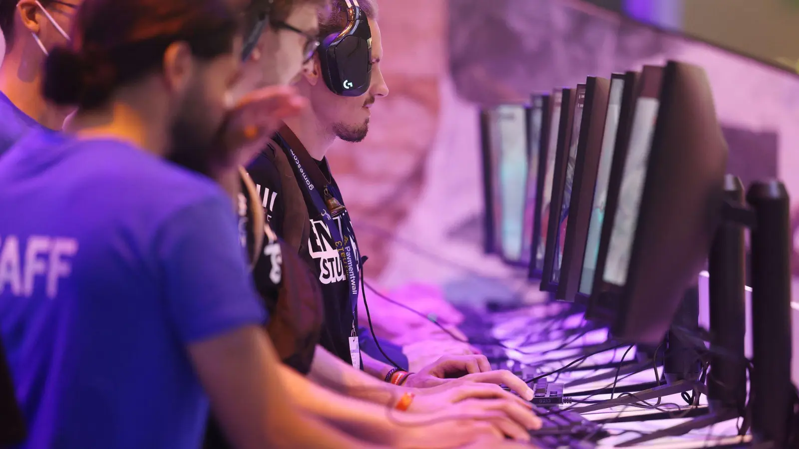 Messebesucher testen ein Computerspiel bei der Gamescom. (Archivbild) (Foto: Oliver Berg/dpa)