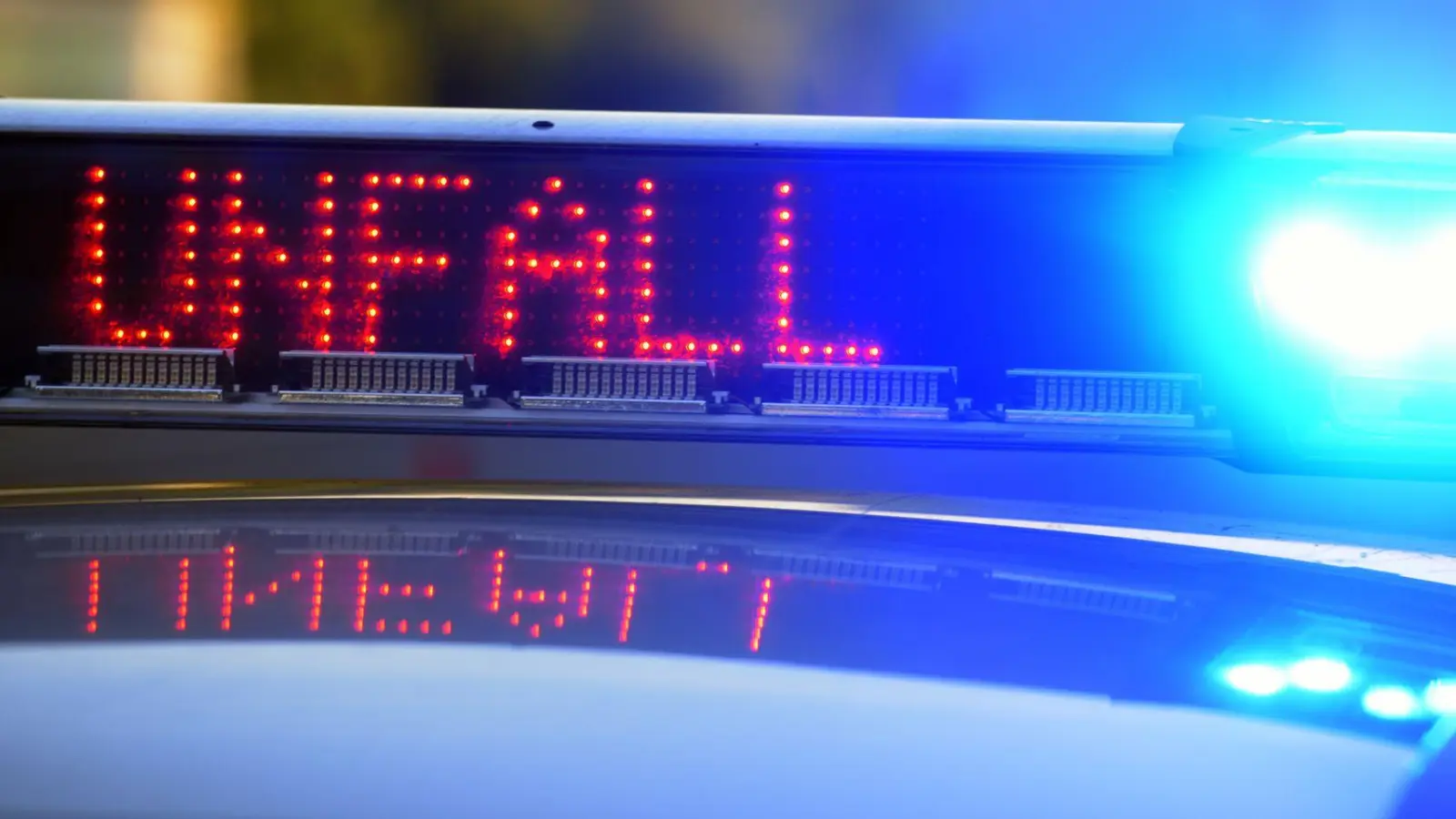 Ein 25-Jähriger prallte bei Hemmersheim gegen einen Baum. (Symbolbild: Stefan Puchner/dpa)