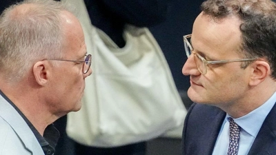 Die Unionsfraktion fordert von der SPD die Absetzung der Wahl einer in CDU/CSU besonders umstrittenen Kandidatin für das Bundesverfassungsgericht. Können Unionsfraktionschef Jens Spahn (CDU, rechts) und sein SPD-Kollege Matthias Miersch die Situation noch entschärfen? (Foto: Kay Nietfeld/dpa)