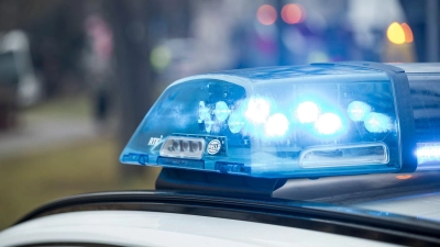 Erst durch ein hohes Polizeiaufgebot kam der Mann aus der Toilettenkabine. (Symbolbild) (Foto: Daniel Vogl/dpa)