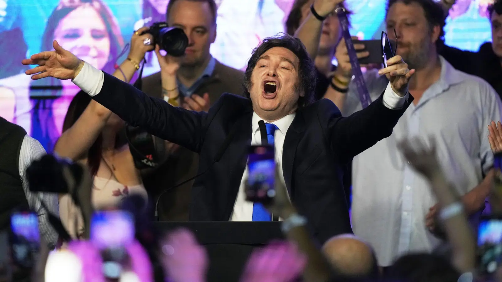 Der Jubel nach dem Sieg: Für Argentiniens Präsident Javier Milei verlief die Kongresswahl erfolgreich. (Foto: Rodrigo Abd/AP/dpa)