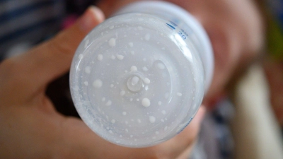 Ein Kleinkind hat seine Flasche auf ex gelehrt - und wurde dafür auf einem Volksfest angefeuert (Symbolbild). (Foto: Sebastian Gollnow/dpa)