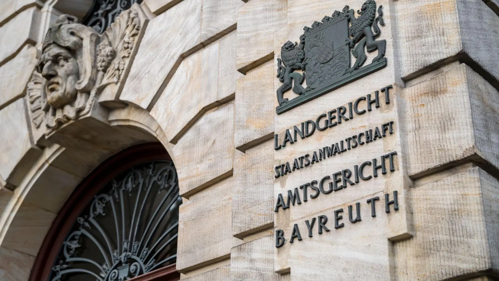 Den Großteil der Taten soll die Frau in den Jahren 2016 bis 2020 begangen haben. (Symbolbild) (Foto: Daniel Vogl/dpa)