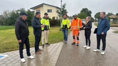 Alles ist vorbereitet: Zu einer letzten Besprechung trafen sich die Verantwortlichen und Mitarbeiter mit Bürgermeister Tobias Strauß (Zweiter von links). (Foto: Gemeinde Schnelldorf/Tina Hofmann-Meyer )