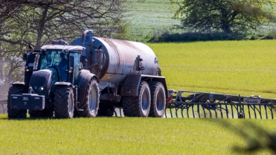 Unter anderem durch Gülle gelangt Nitrat in den Boden. (Symbolbild) (Foto: Jens Büttner/dpa)