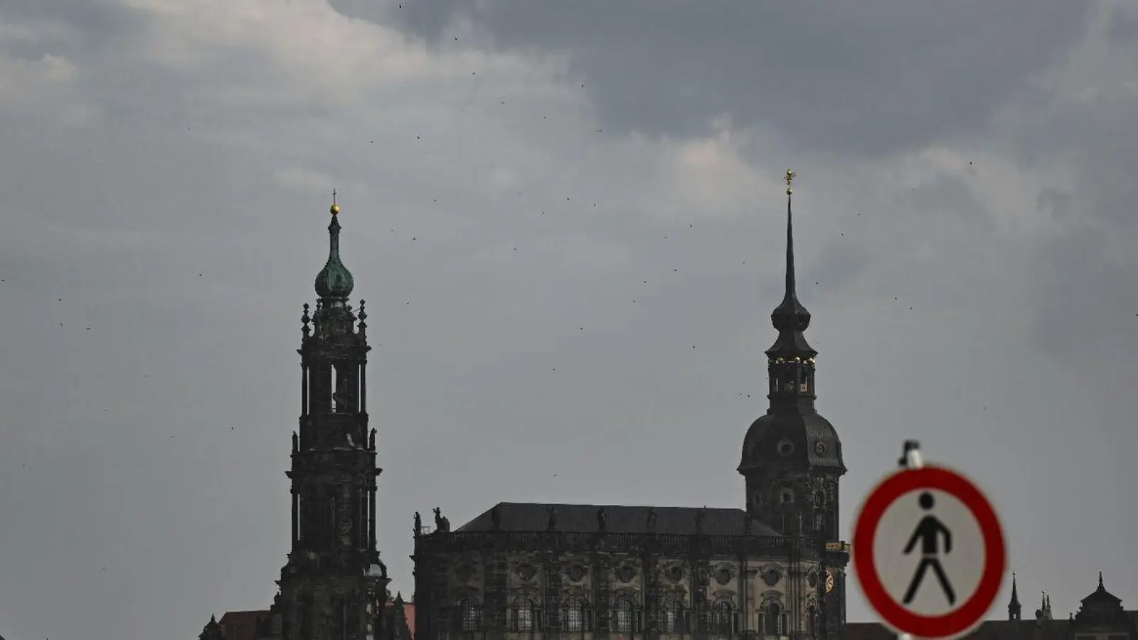 Gewitter beenden vielerorts den sonnigen Tag, wie hier über der Altstadt von Dresden. (Foto: Robert Michael/dpa)
