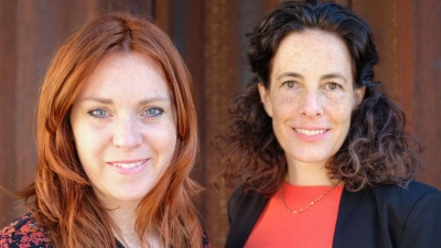 Arbeiten schon länger zusammen: Die neue Leiterin des DOK.fest München, Adele Kohout, mit ihrer Stellvertreterin Maya Reichert. (Foto: Anna Hofer/DOK.fest/dpa)