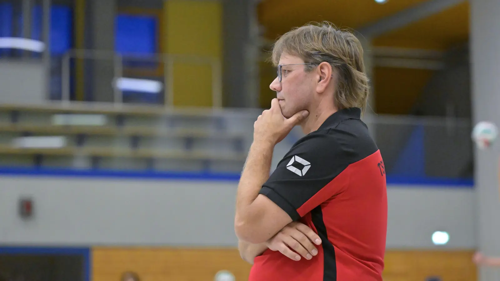 Nachdenklich: TSV-Trainer Armin Hoefer steht am letzten Spieltag ein Endspiel bevor. (Foto: Martin Rügner)