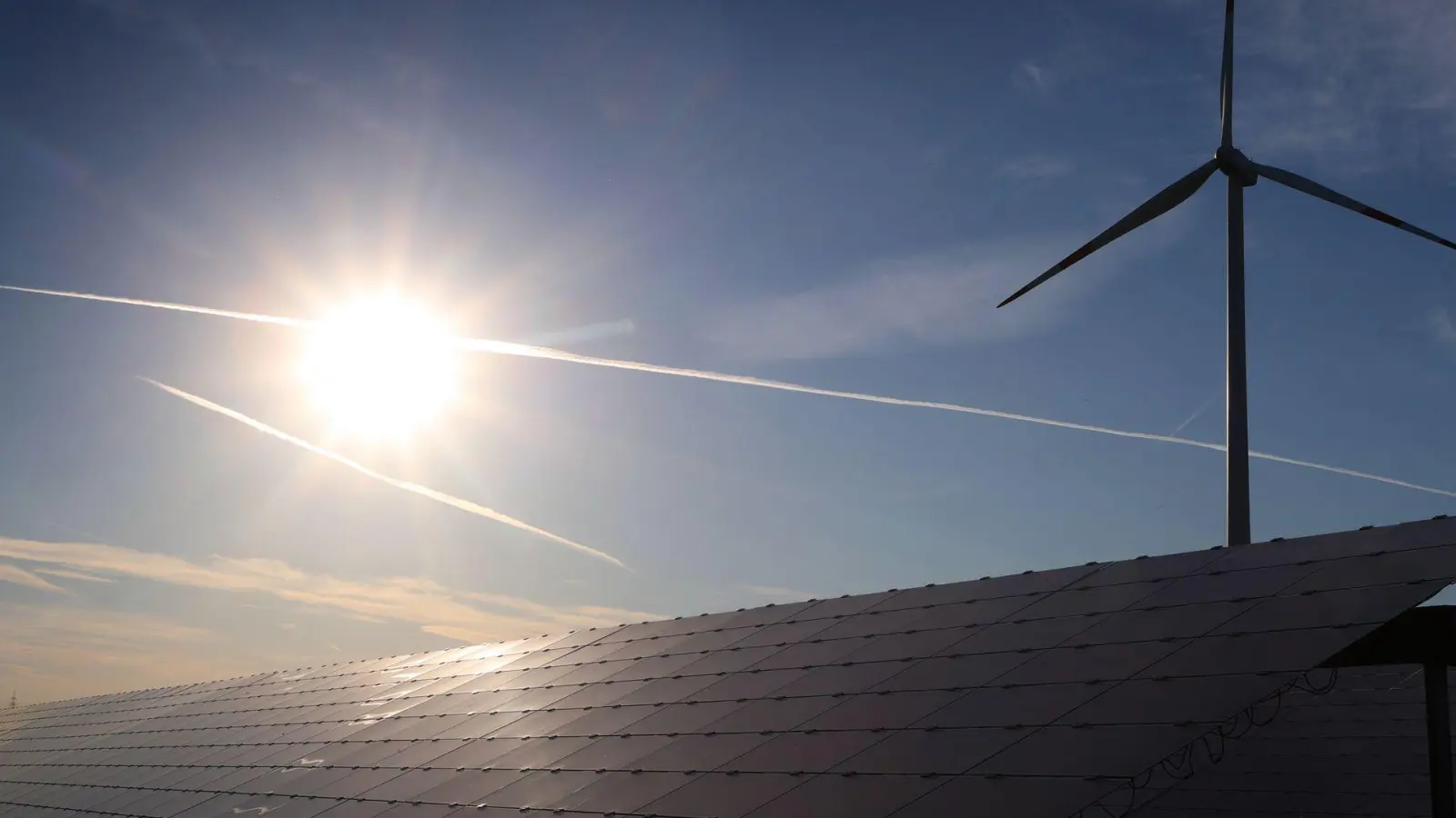 Wind und Sonne als wichtige Energiequellen: Rekord für Ökostromproduktion in Deutschland (Archivbild) (Foto: Karl-Josef Hildenbrand/dpa)