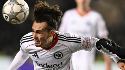 Theate und die Eintracht gaben den Sieg aus der Hand. (Foto: Uncredited/AP/dpa)