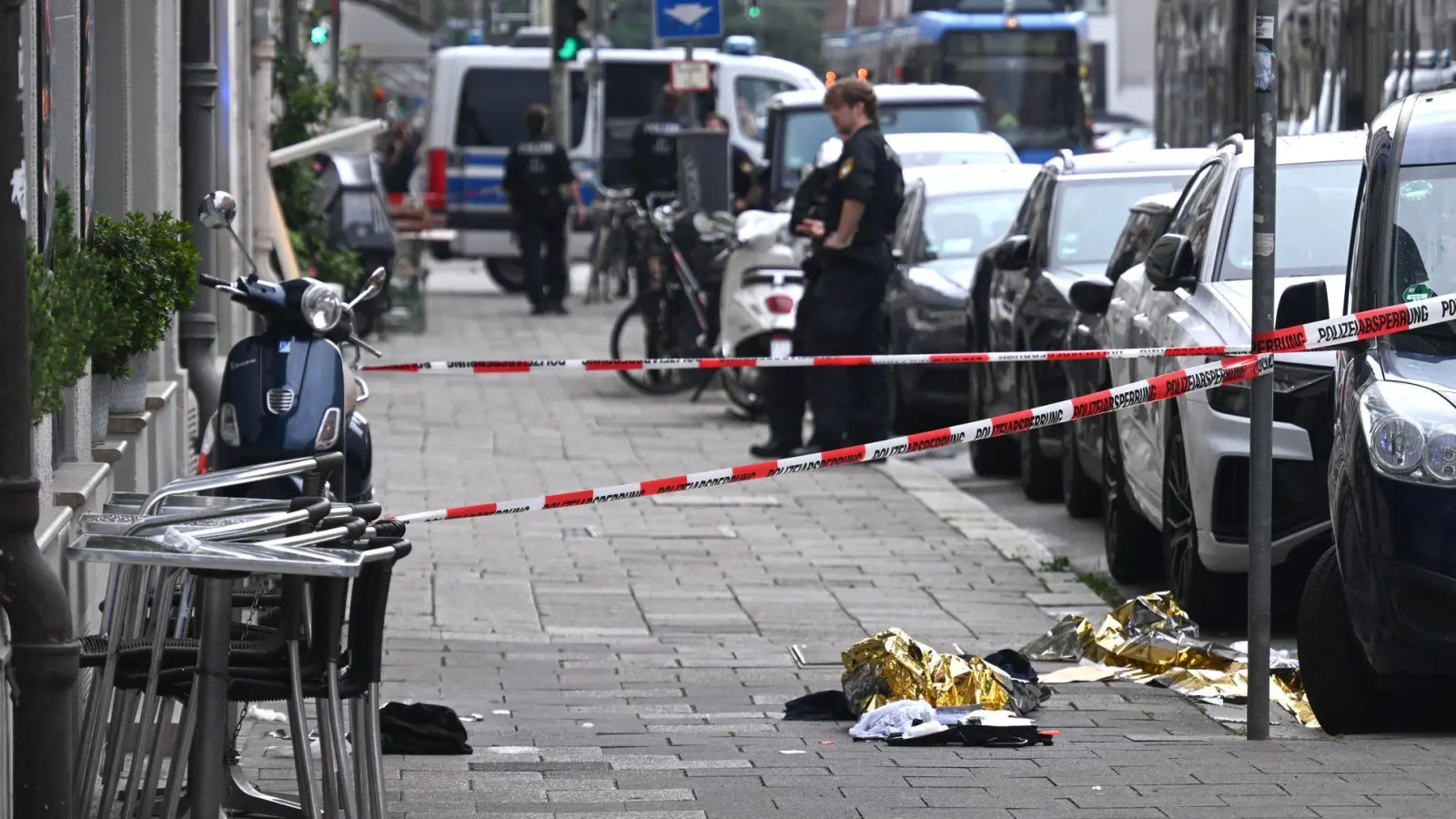 Das Gelände um den Ort des Geschehens wurde weiträumig abgesperrt.  (Foto: Felix Hörhager/dpa)