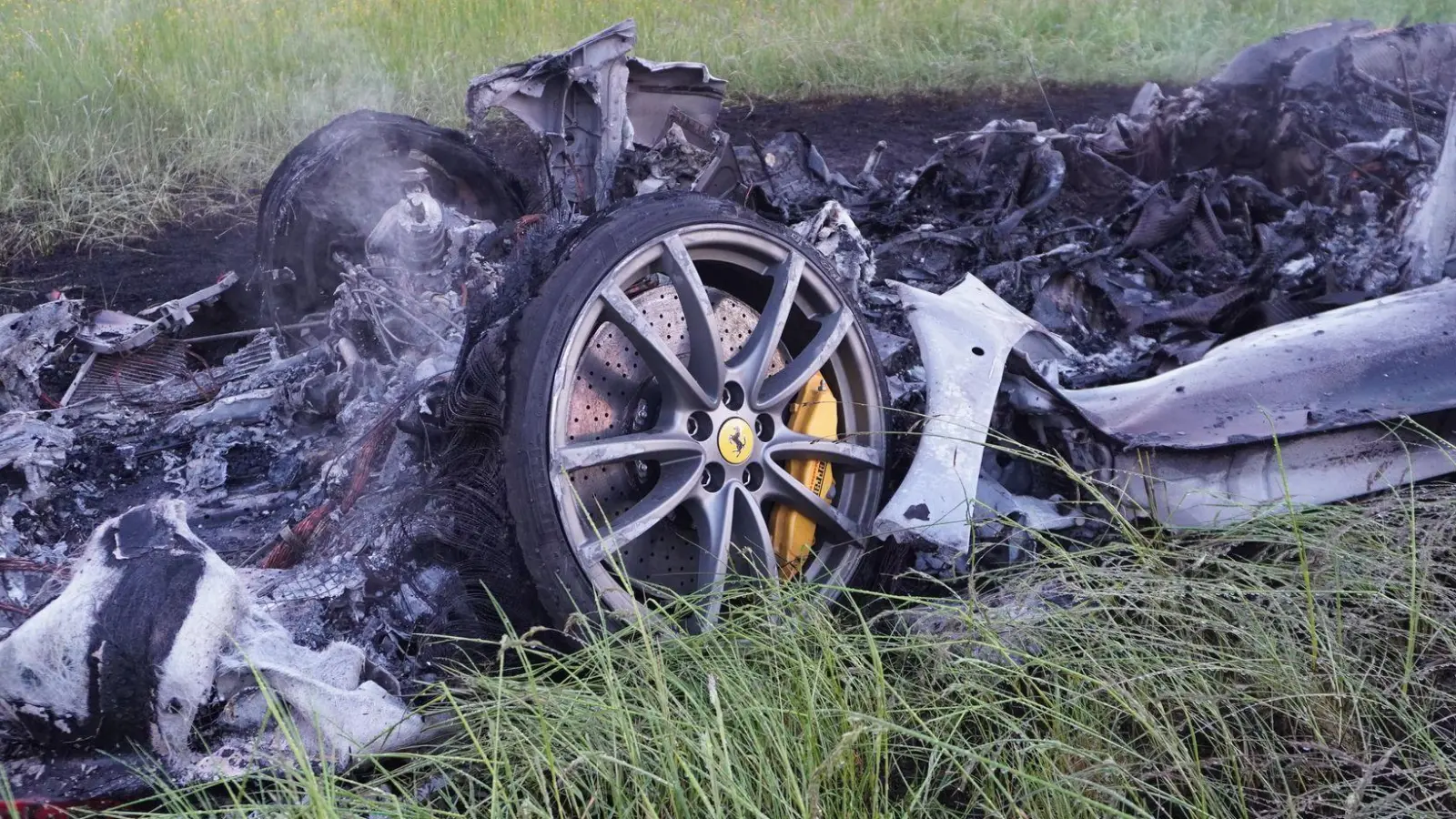 Der Sportwagen brennt neben der Autobahn aus. (Foto: Reinert/swd-medien /dpa)