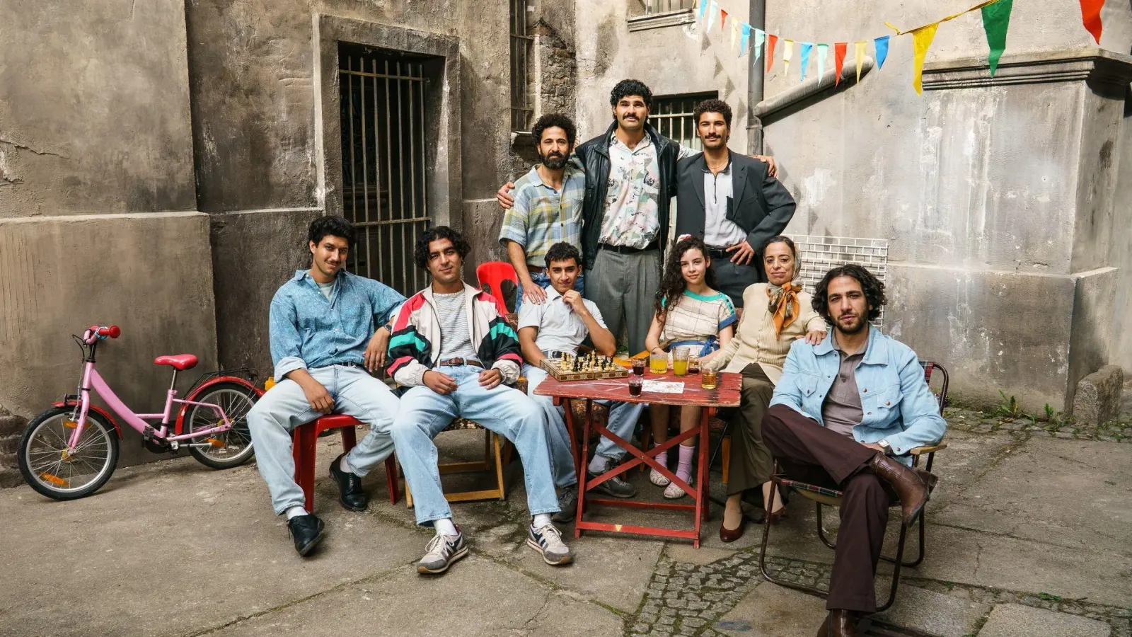 Die Serie „4 Blocks“ bekommt eine Vorgeschichte, die in den 1990ern spielen soll. (Handout) (Foto: Julia Terjung/HBO Max/dpa)