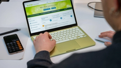 Nur wer Hilfe von einem Steuerberater oder einem Lohnsteuerhilfeverein in Anspruch nimmt, hat für die Steuererklärung länger Zeit. (Foto: Nico Tapia/dpa-tmn)