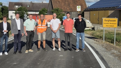 Landrat Marco Meier, Bürgermeister Werner Schuster (Windelsbach), Bürgermeister Gerhard Wachmeier (Markt Colmberg), Martin Schuldhaus vom Staatlichen Bauamt, Volker Oley und Patrick Fastner vom Ingenieurbüro i.u.t.-Ingenieure sowie Jochen König von der Baufirma Thannhauser (v.l.n.r.) freuten sich, die Kreisstraße AN 8 wieder für den Verkehr freigeben zu können. (Foto: Landratsamt Ansbach/Gabriela Raffel)