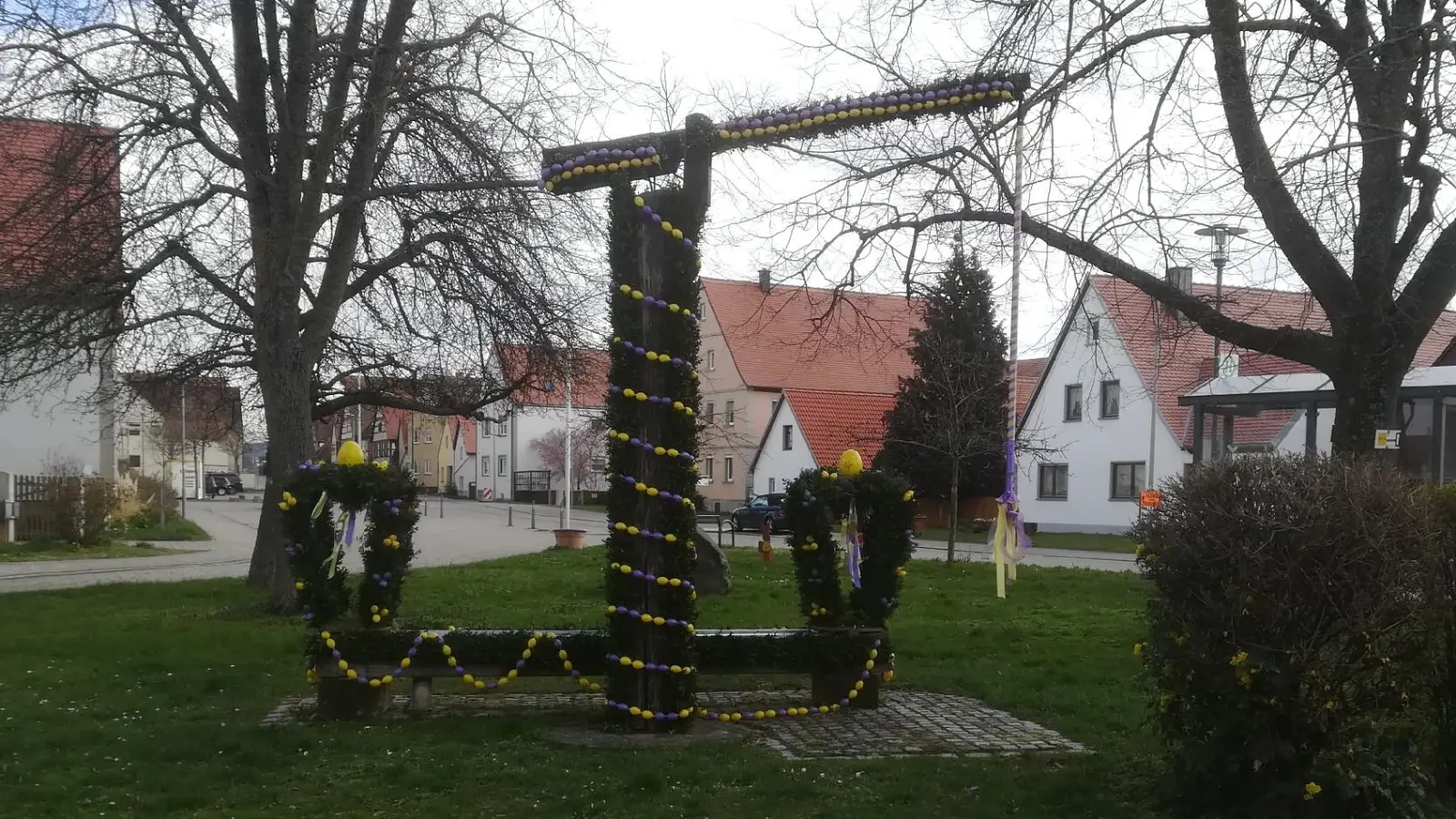 Hoch hinaus ragen die Ostereier am Brunnen des Bad Windsheimer Gemeindeteils Lenkersheim. (Foto: Carmen Thoma)