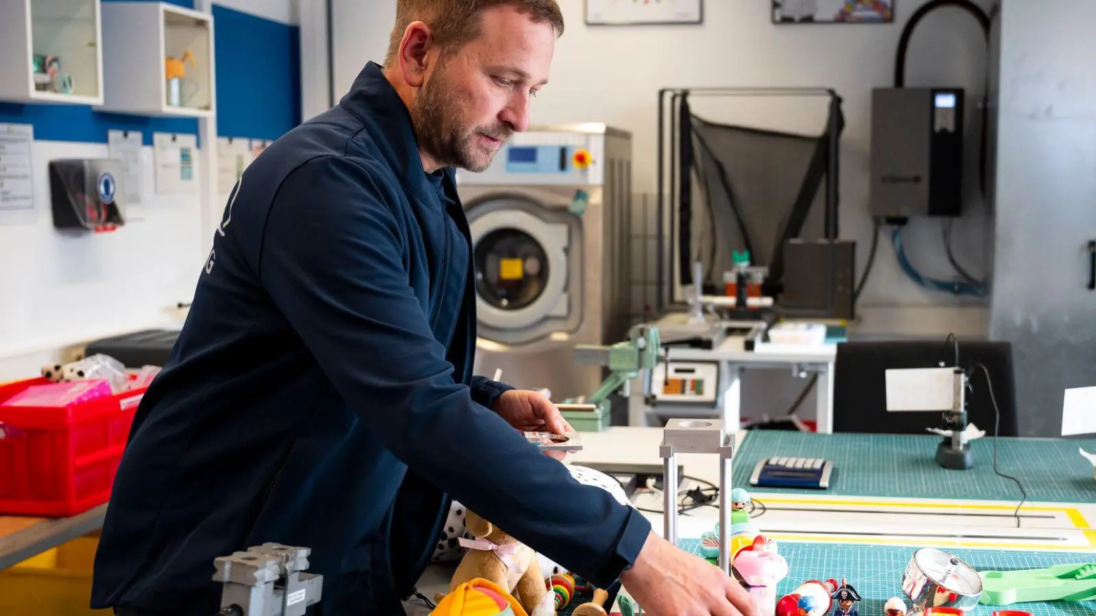 Spielzeug enthalte tendenziell immer mehr Elektronik und werde smarter, sagte Sebastian Rösch, Abteilungsleiter für die Spielzeugtestung beim TÜV Rheinland in Nürnberg. (Foto: Daniel Vogl/dpa)