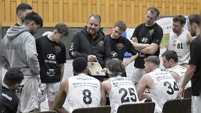 Anweisungen vom Trainer: Claus Winkelspecht will gegen Bamberg eine Mannschaft sehen, die mit Ruhe den Ball laufen lässt. (Foto: Martin Rügner)