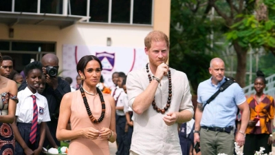 Prinz Harry und seine Ehefrau Herzogin Meghan besuchen Kinder in der Lights Academy in Abuja, Nigeria. (Foto: Sunday Alamba/AP)