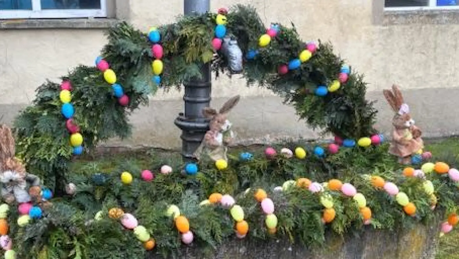 Gleich zwei Osterbrunnen werden im kleinen Markt Nordheimer Ortsteil Kottenheim geschmückt.  (Foto: Aike Strauß)