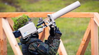 Die Bundeswehr hat die technischen Möglichkeiten zur Drohnenabwehr. Im Inland darf sie allerdings in Friedenszeiten nicht so ohne weiteres tätig werden. (Archivfoto) (Foto: Moritz Frankenberg/dpa)