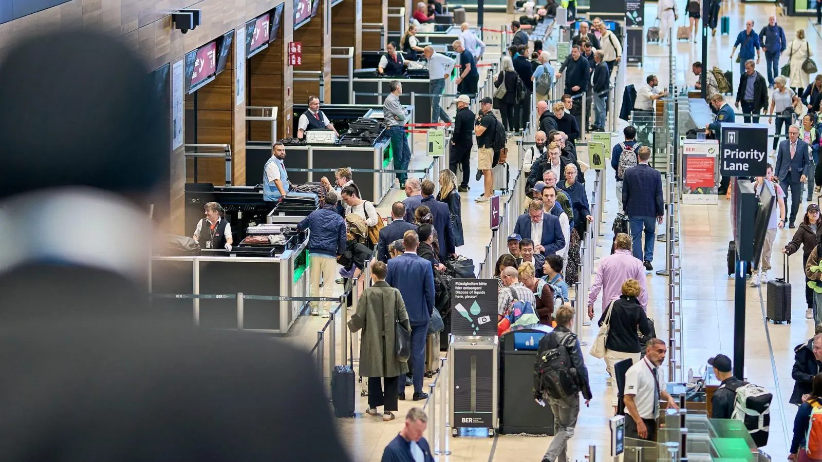 Am Wochenende werden sehr viele Fluggäste am Flughafen Berlin-Brandenburg erwartet. (Archivbild) (Foto: Michael Ukas/dpa)