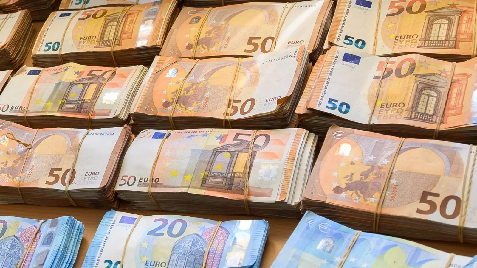 Selbst zahlen Steuern wohl nur die wenigsten Menschen gern - in Summe sind die Einnahmen aber entscheidend für einen funktionierenden Staat. (Symbolbild) (Foto: Silas Stein/dpa)